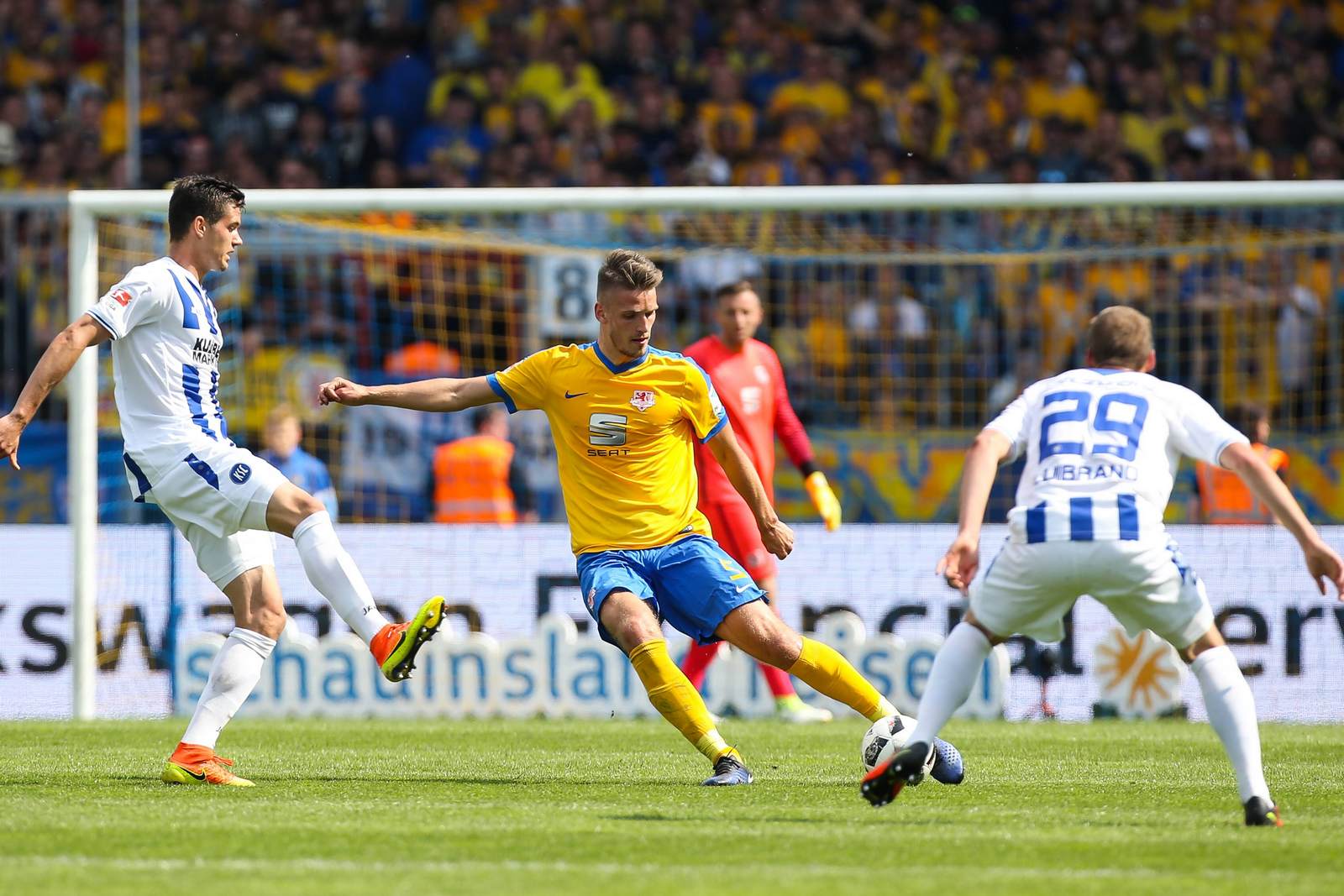 Gustav Valsvik, eintracht braunschweig, karlsruher sc, ksc, 3. liga Gustav Valsvik am Ball für Eintracht Braunschweig gegen den KSC