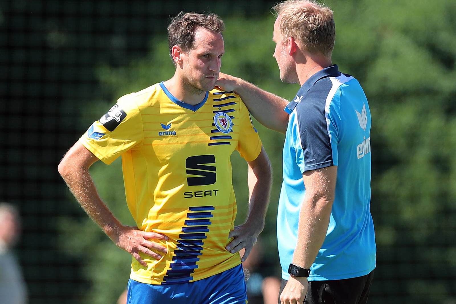 3. Liga, Eintracht Braunschweig, Stephan Fürstner, Hendrik Pedersen Trainer Hendrik Pedersen spricht mit Stephan Fürstner