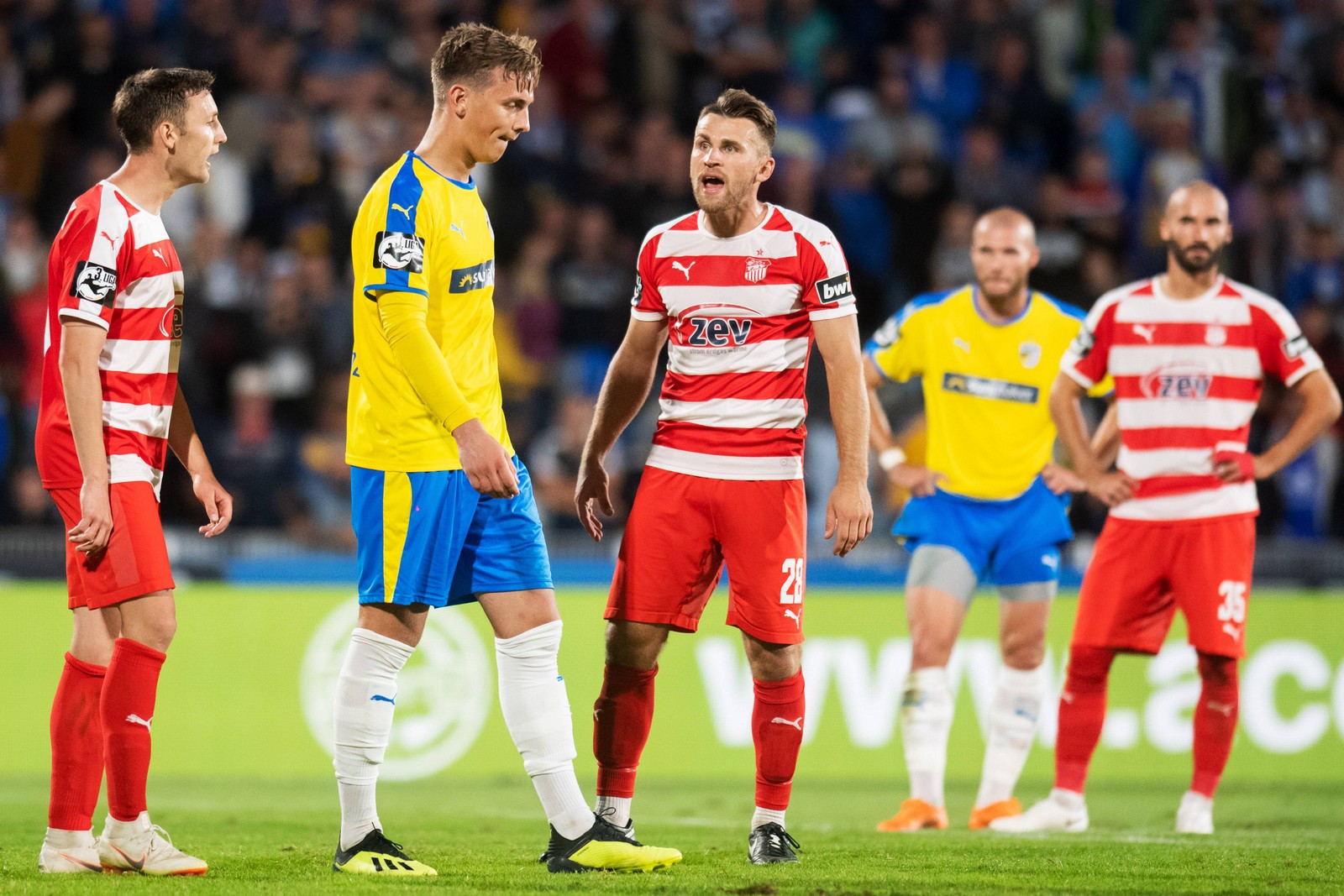 Philipp Tietz, FC Carl Zeiss Jena, FSV Zwickau, Nils Miatke, 3. liga Philipp Tietz vom FC Carl Zeiss Jena wird von Zwickaus Nils Miatke zurecht gewiesen.