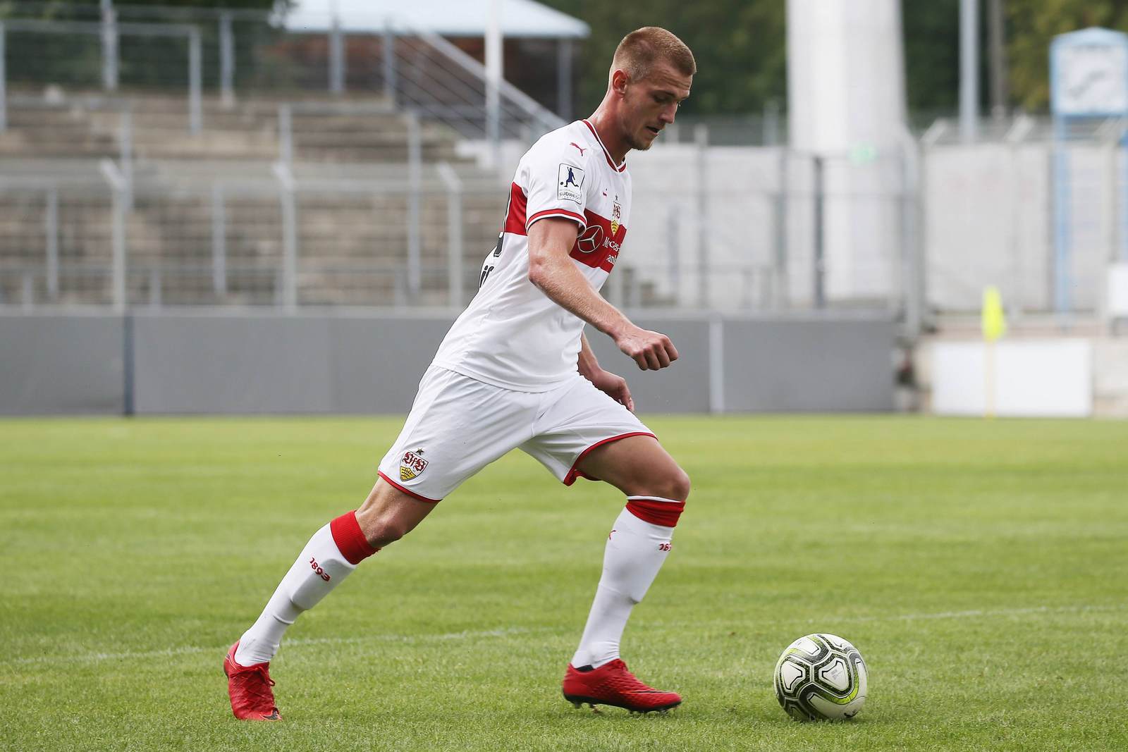 alexander groiß, vfb stuttgart, regionalliga südwest Alexander Groiß am Ball für den VfB Stuttgart.