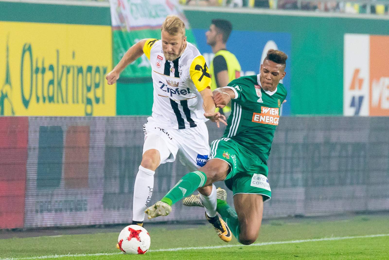 Alexander Linz gegen den heutigen Hoffenheimer Joelinton im Zweikampf.