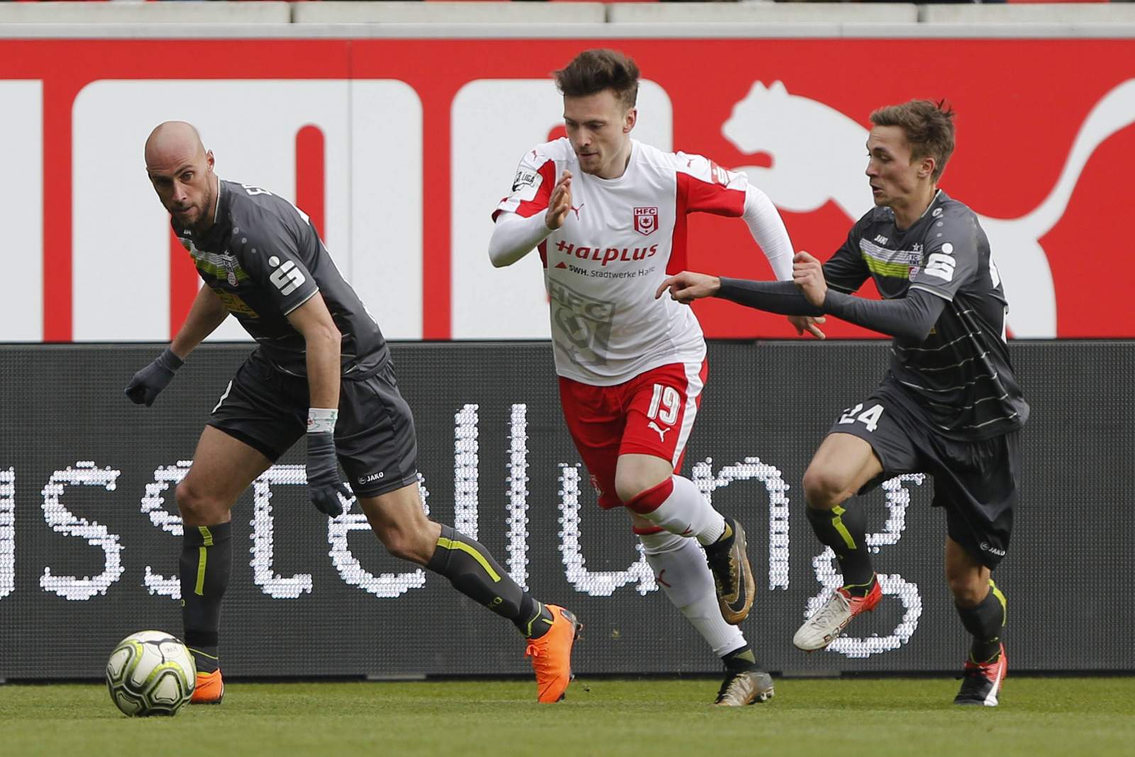 stenzel halle brückner erfurt 3.liga Vincent Stenzel setzt sich gegen Daniel Brückner durch