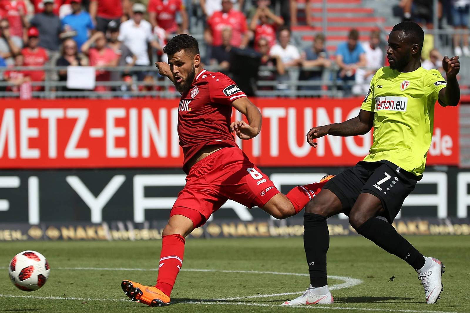 Dave Gnaase im Duell mit dem Cottbuser Kevin Weidlich