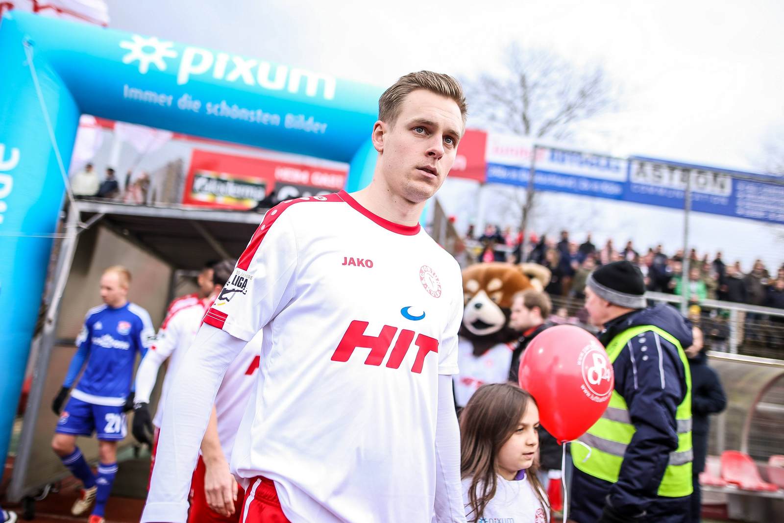 lars bender, fortuna köln, 3. liga Lars Bender beim Einlauf ins Südstadtstadion
