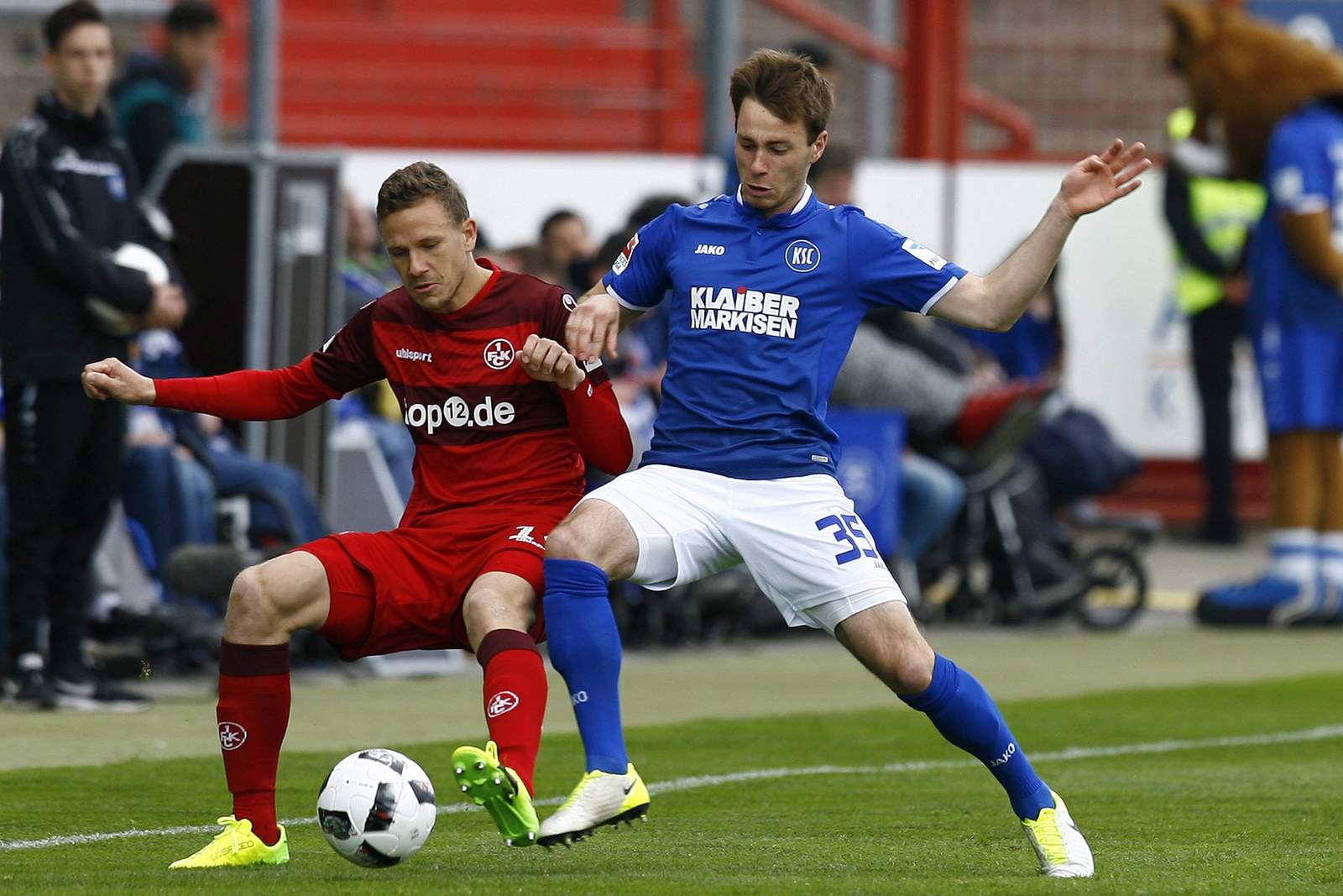Ex-Lauterer Marcel Gaus im Duell mit Matthias Bader (heute Köln). Jetzt auf Kaiserslautern gegen Karlsruhe wetten.