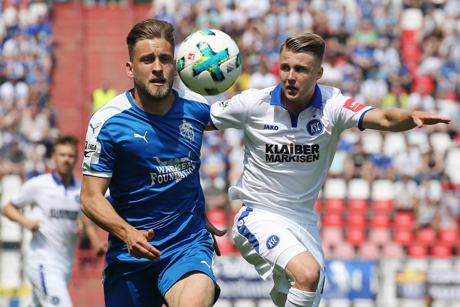 Marco Thiede im Zweikampf mit Dennis Slamar. Jetzt auf Karlsruhe gegen Jena wetten.