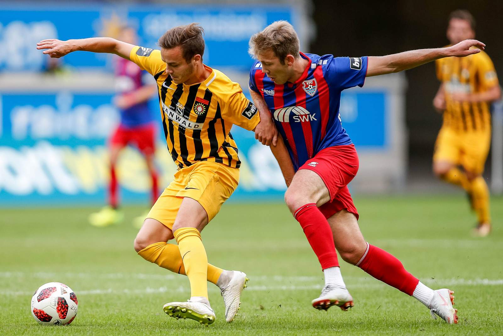 bösel großaspach krempicki uerdingen 3.liga Sebastian Bösel gewinnt Zweikampf gegen Conor Krempicki