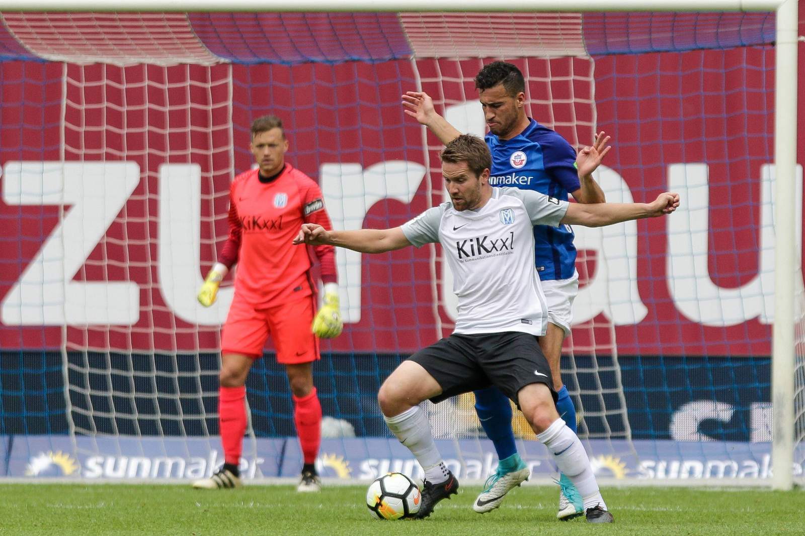 Thilo Leugers verteidigt den Ball gegen Mounir Bouziane. Jetzt auf Meppen gegen Rostock wetten.