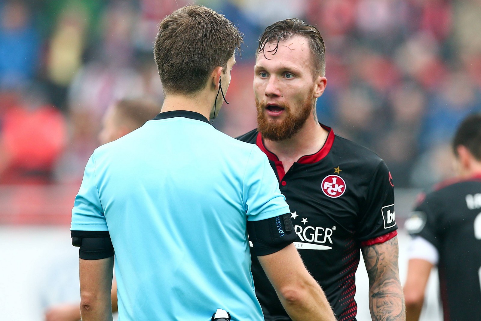 jan löhmannsröben, fc kaiserslautern, 3. liga Jan Löhmannsröben im Gespräch mit dem Schiedsrichter