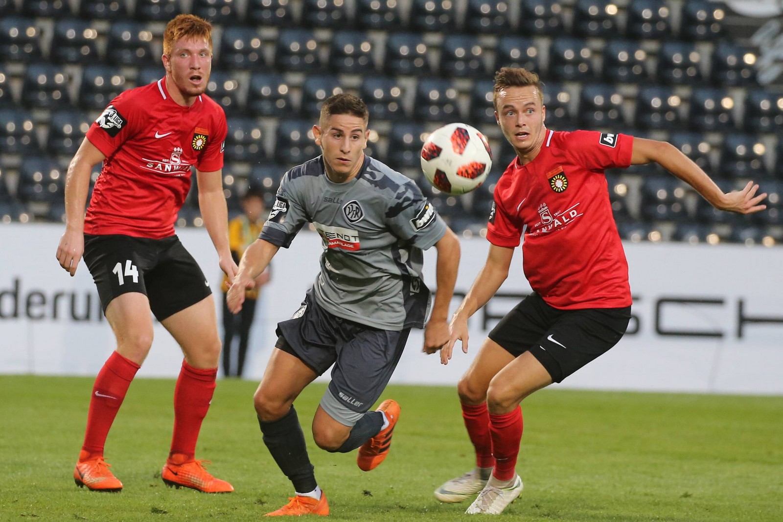 Nicolas Sessa, Sebastian Bösel, Patrick Choroba, vfr aalen, sonnenhof großaspach, 3. liga Nicolas Sessa setzt sich gegen Sebastian Bösel und Patrick Choroba durch