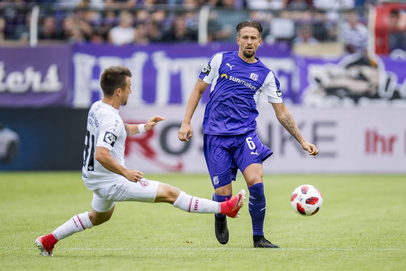 3. Liga, VfL Osnabrück, Alexander Dercho Alexander Derco im Duell mit einem Würzburger Kicker