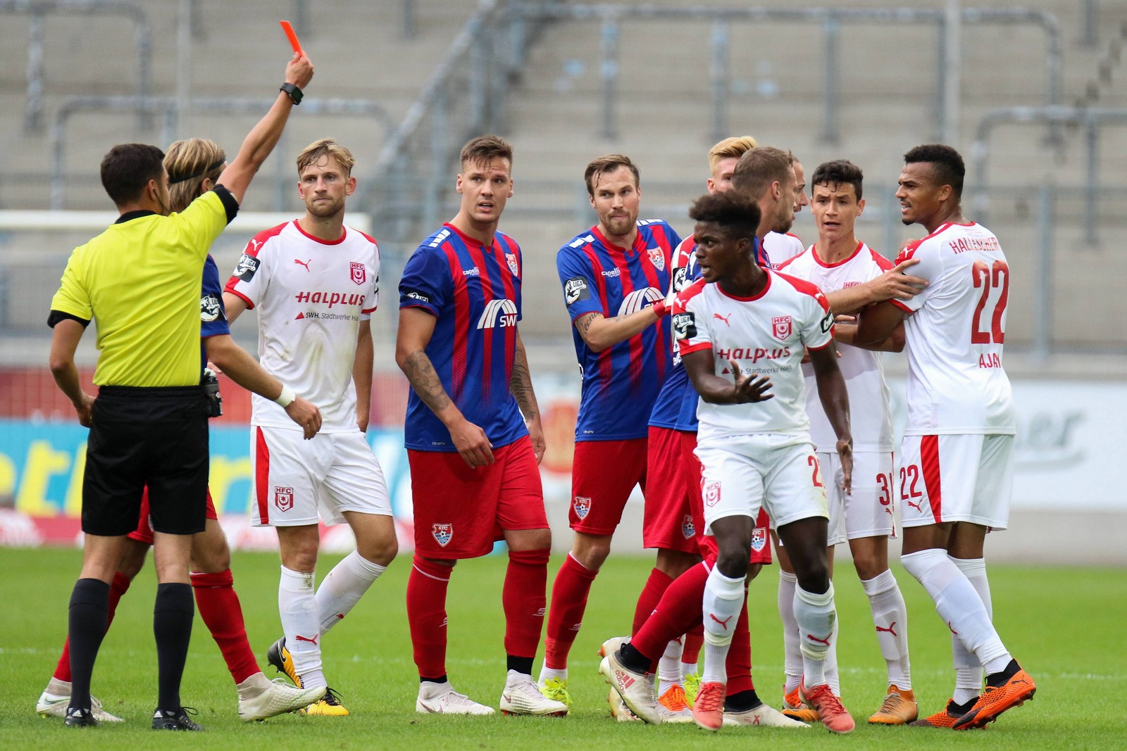 3. liga, braydon manu, halle Halles Braydon Manu fliegt gegen den KFC Uerdingen vom Platz.