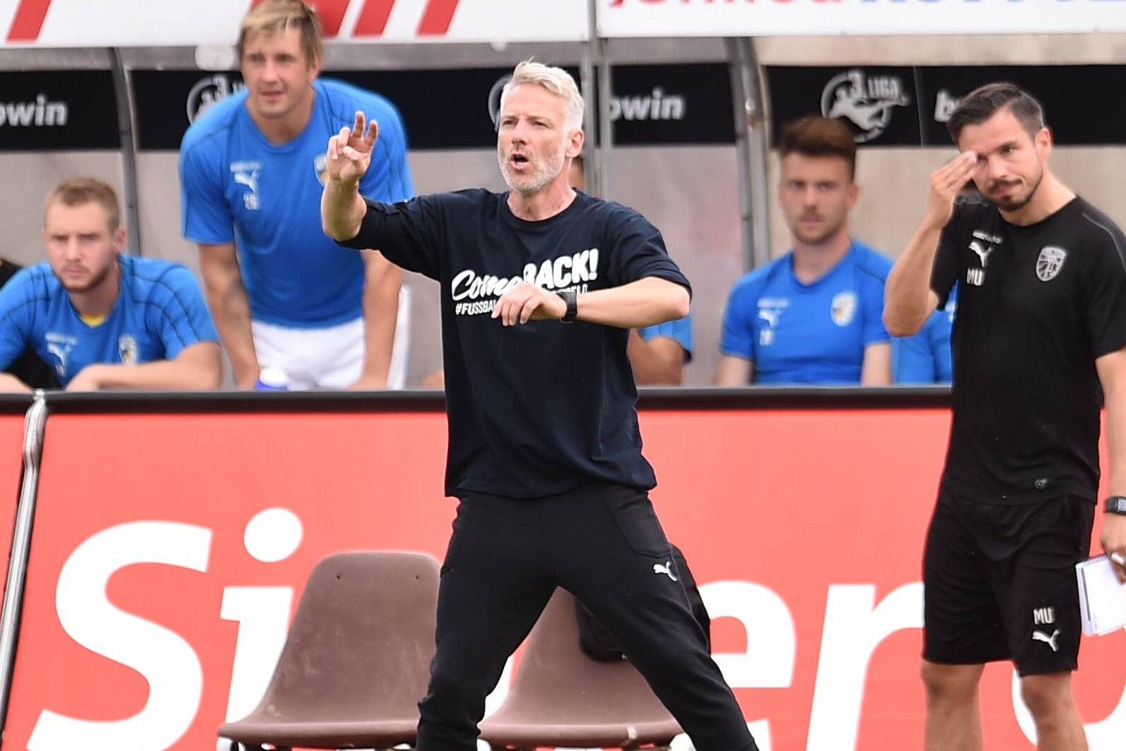 mark zimmermann, carl zeiss jena, 3. liga Mark Zimmermann gibt gestenreich Anweisungen an Jenas Seitenlinie.