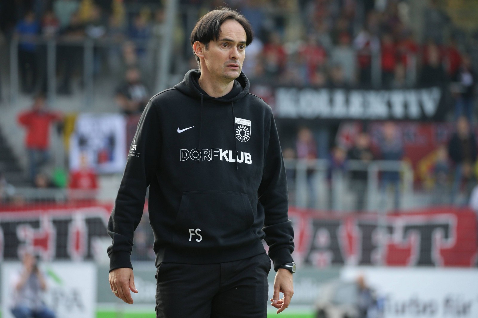 3. liga, sonnenhof großaspach, florian schnorrenberg Florian Schnorrenberg an der Seitenlinie.