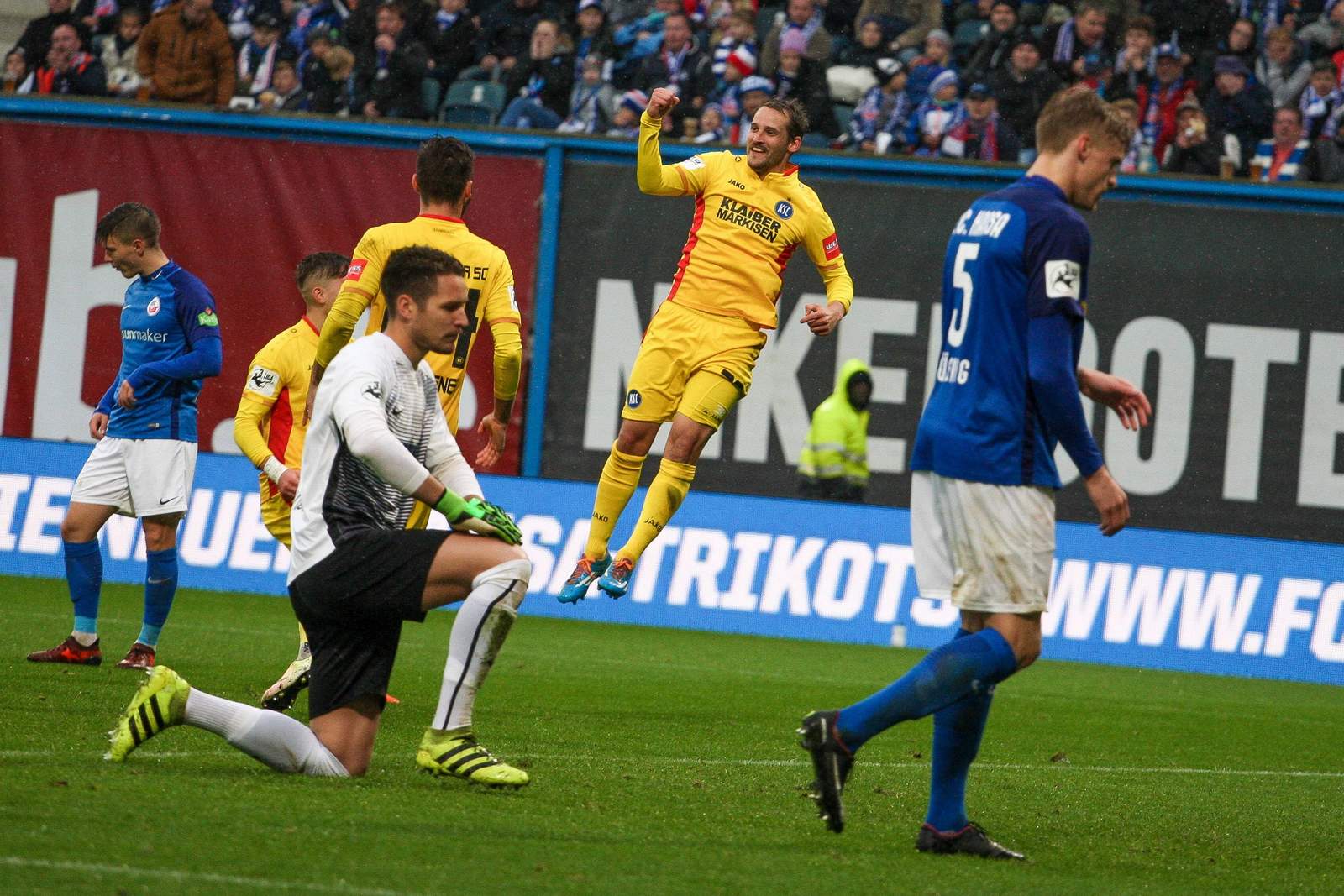 3. Liga, Karlsruher SC, Anton Fink, Hansa Rostock, Janis Jonathan Blaswich, Oliver Hüsing Anton Fink bejubelt seinen Treffer gegen Hansa