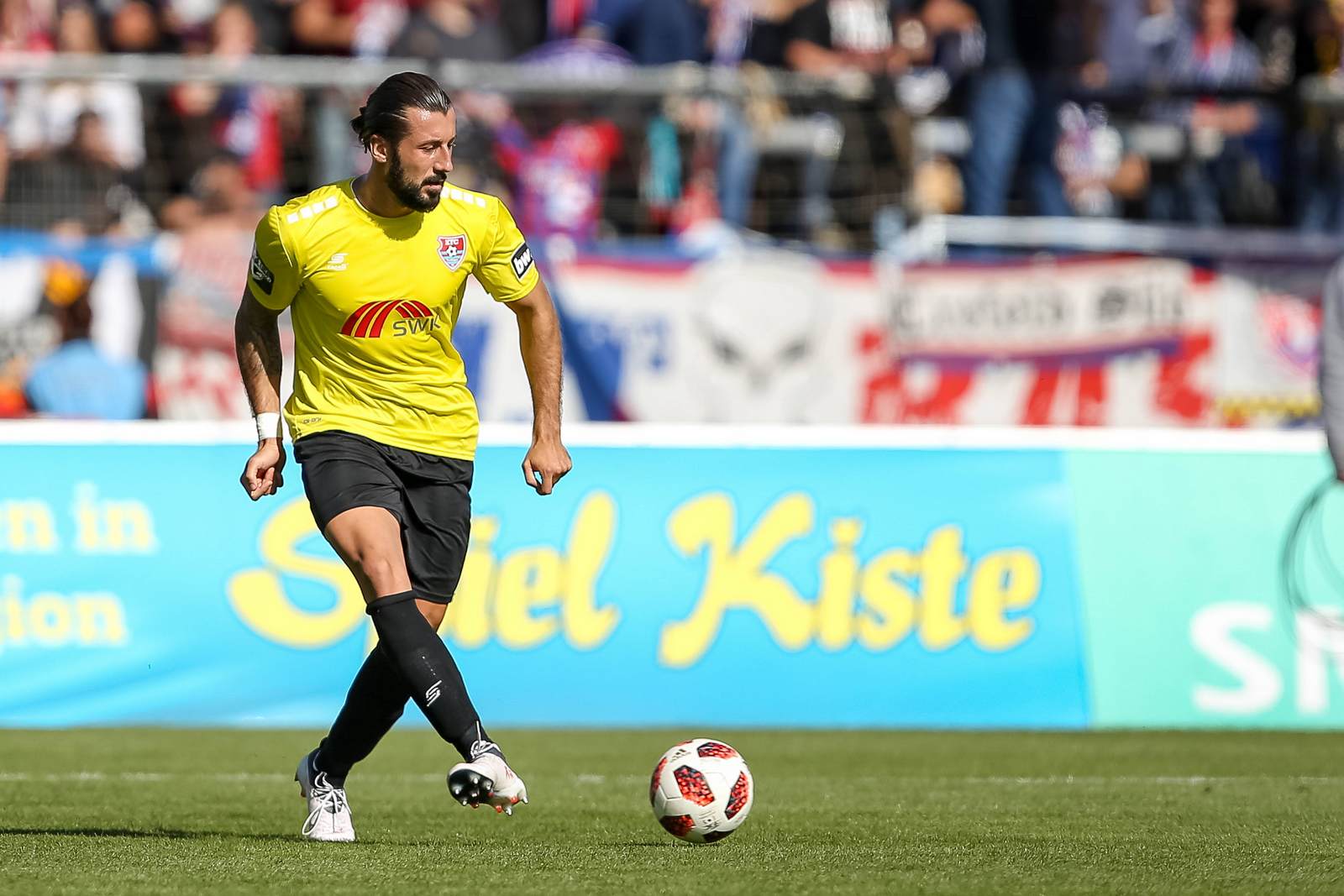 dominic maroh, kfc uerdingen, 3. liga Dominic Maroh am Ball für den KFC Uerdingen