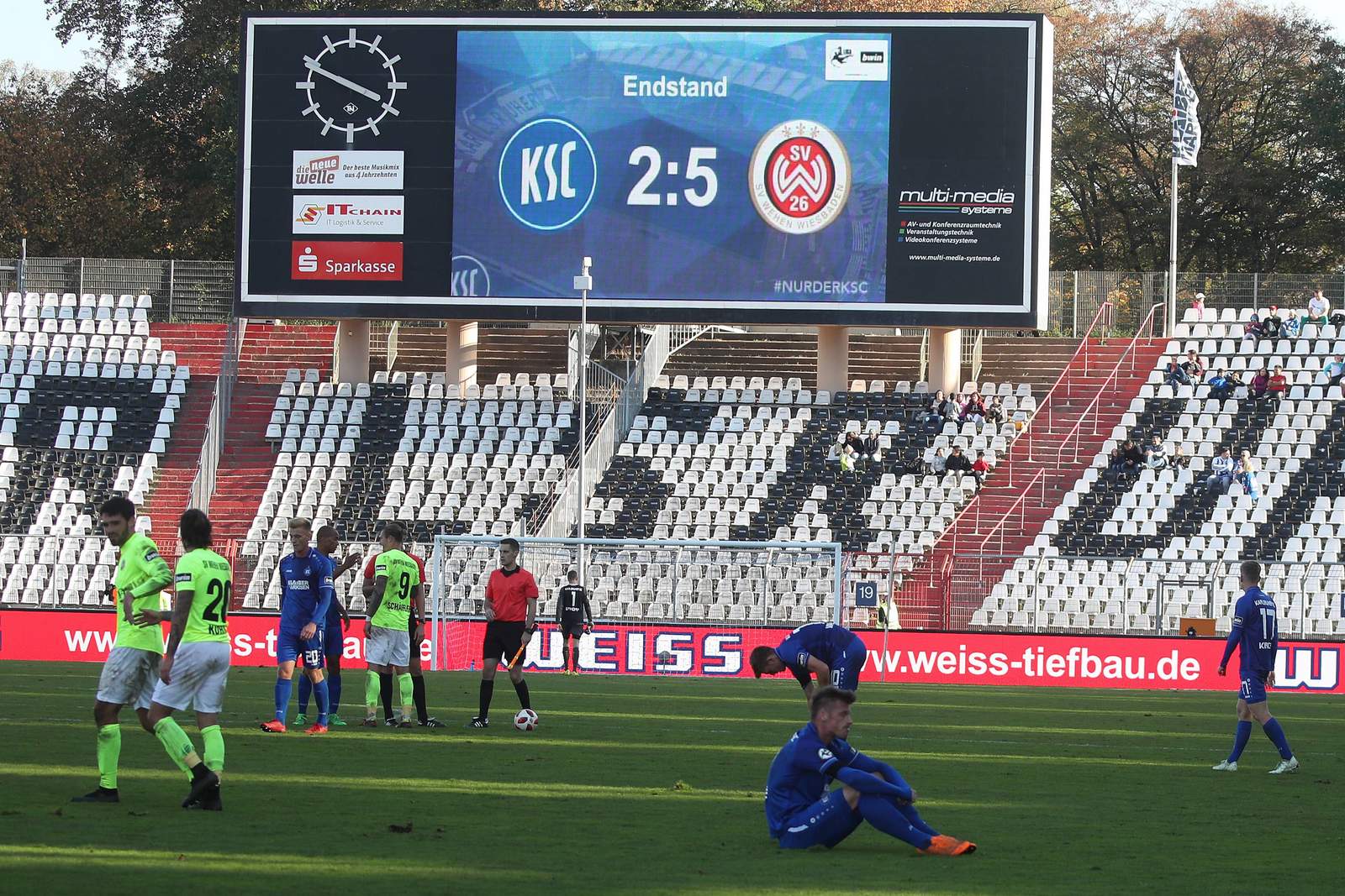 3. Liga, Karlsruher SC Der KSC musste sich zu Hause gegen Wehen Wiesbaden mit 2:5 geschlagen geben.