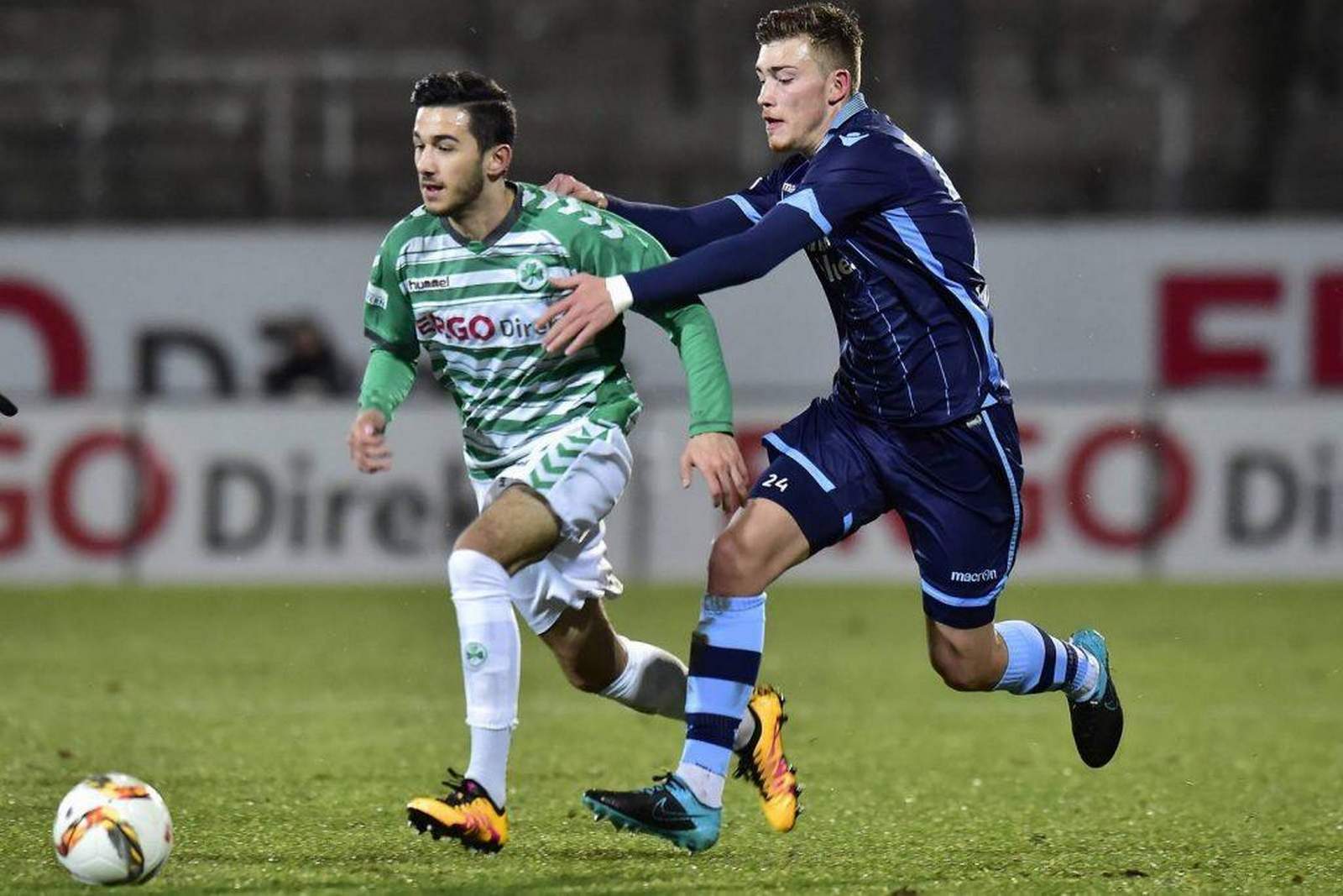 3. Liga, 1860 München, Nicolas Andermatt Nicolas Andermatt (r.) im Lauf-Duell mit Kevin Guerra von Fürth.