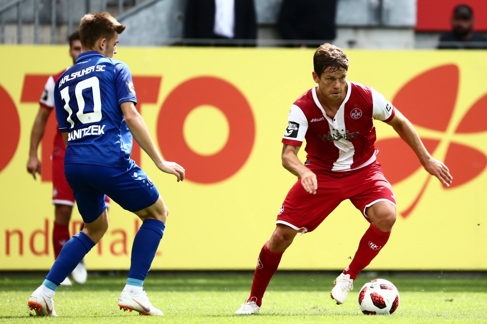 Albaek, Kaiserslautern. 3. Liga Mads Albaek vom 1. FCK gegen Marvin Wanitzek vom KSC