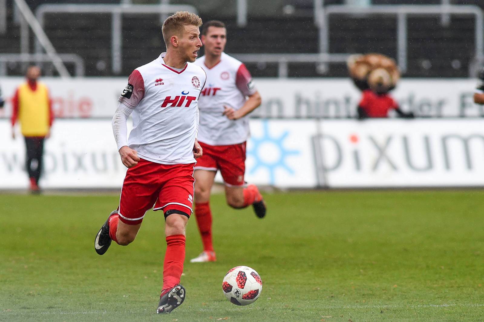 Dominik Ernst am Ball für Fortuna Köln