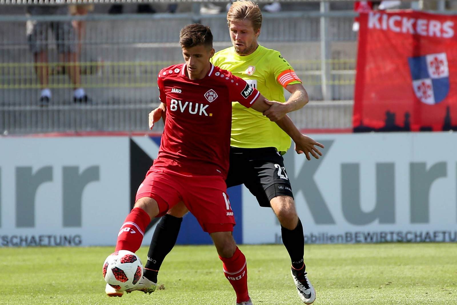 enis bytyqi, marc stein, würzburger kickers, energie cottbus, 3. liga Enis Bytyqi im Duell mit Marc Stein.