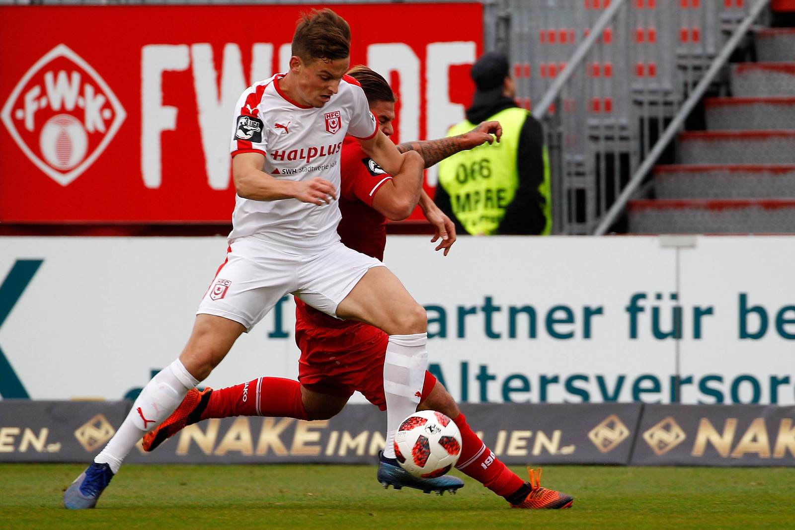 moritz heyer, hallescher fc, hfc Moritz Heyer im Zweikampf
