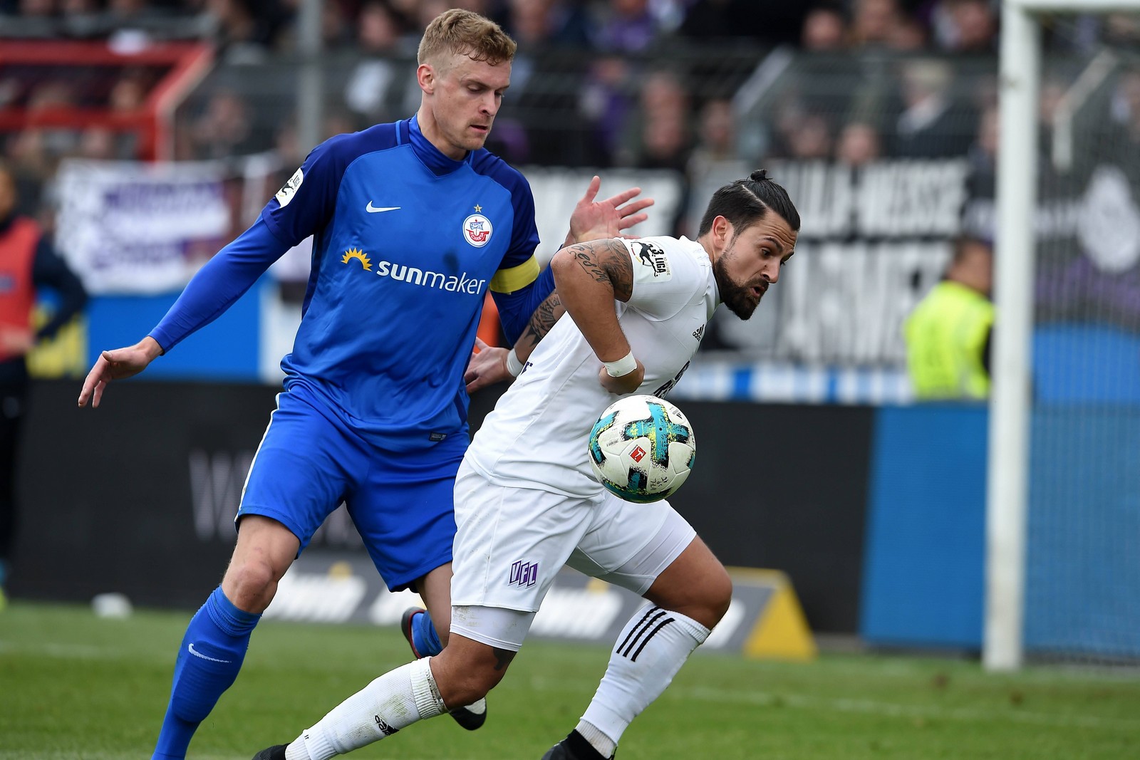 Osnabrücks Marcos Álvarez (r.) schirmt den Ball vor Hansa-Kapitän Oliver Hüsing ab.