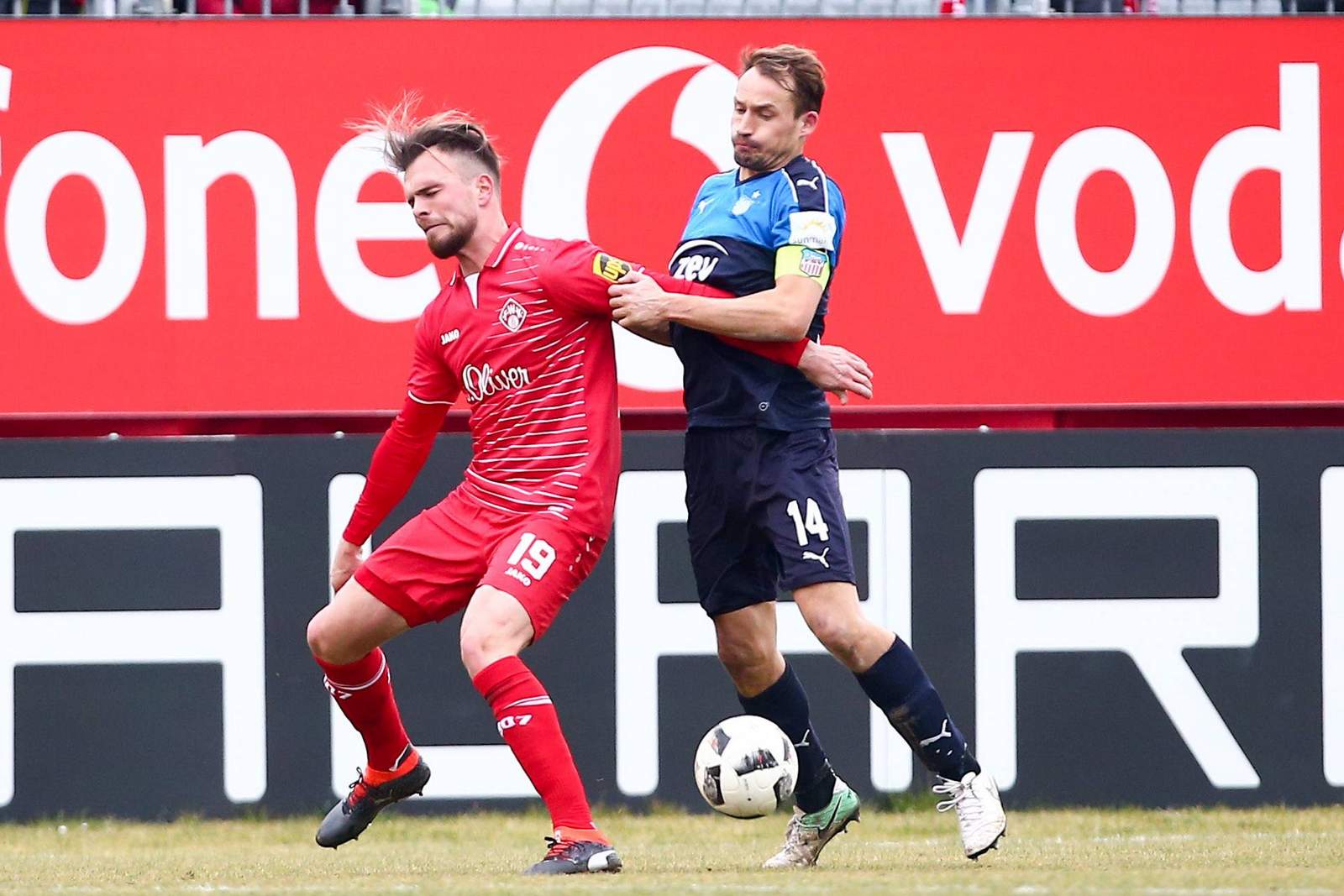 3. Liga, Würzburger Kickers, Orhan Ademi, FSV Zwickau, Toni Wachsmuth Zwickaus Toni Wachsmuth (r.) zeigt Würzburgs Orhan Ademi seine Grenzen auf. Jetzt auf Würzburg gegen Zwickau wetten
