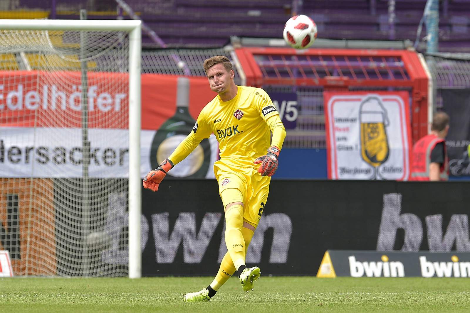 3. Liga, Würzburger Kickers, Patrick Drewes Patrick Drewes beim Abschlag an der Bremer Brücke