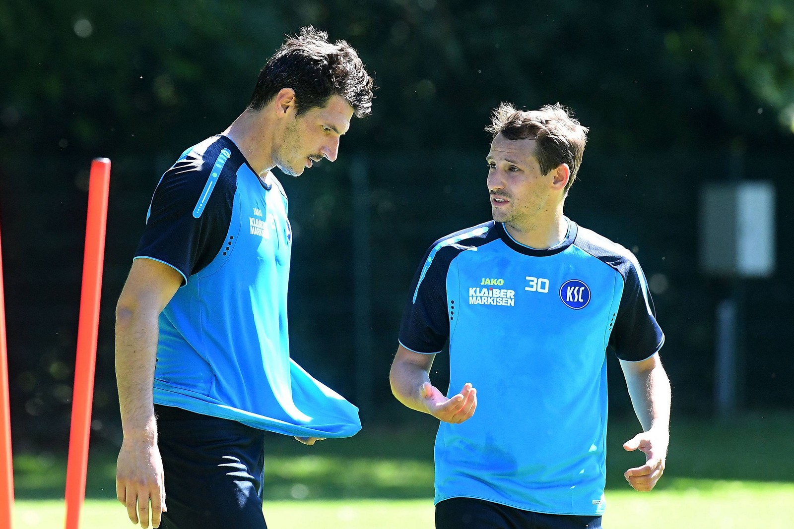 3. liga, ksc, anton fink Anton Fink (r.) tauscht sich im Training mit Dominik Stroh-Engel aus.