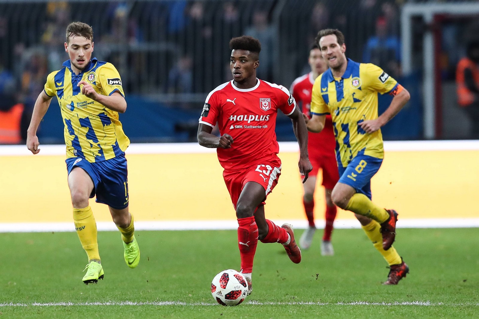3. liga, hallescher fc, braydon manu Braydon Manu läuft gleich zwei Braunschweigern davon.