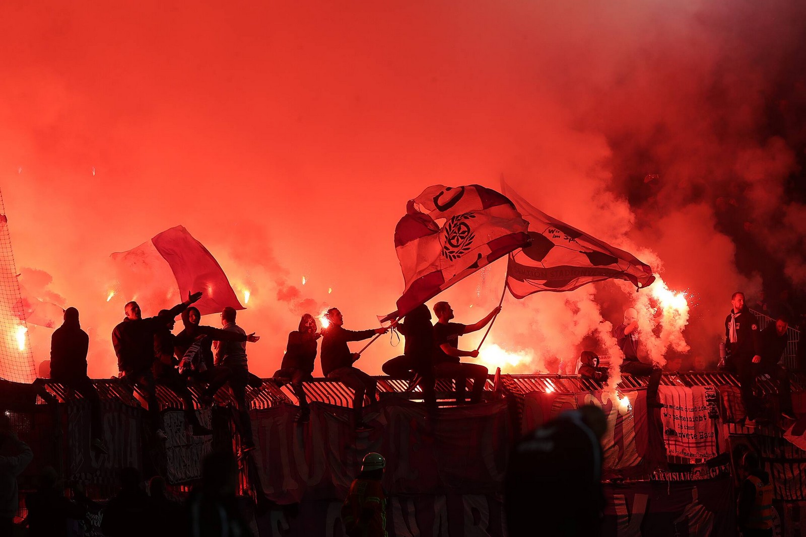 3. liga, vfl osnabrück, fans Der DFB bittet den VfL Osnabrück für das Verhalten seiner Anhänger zur Kasse.