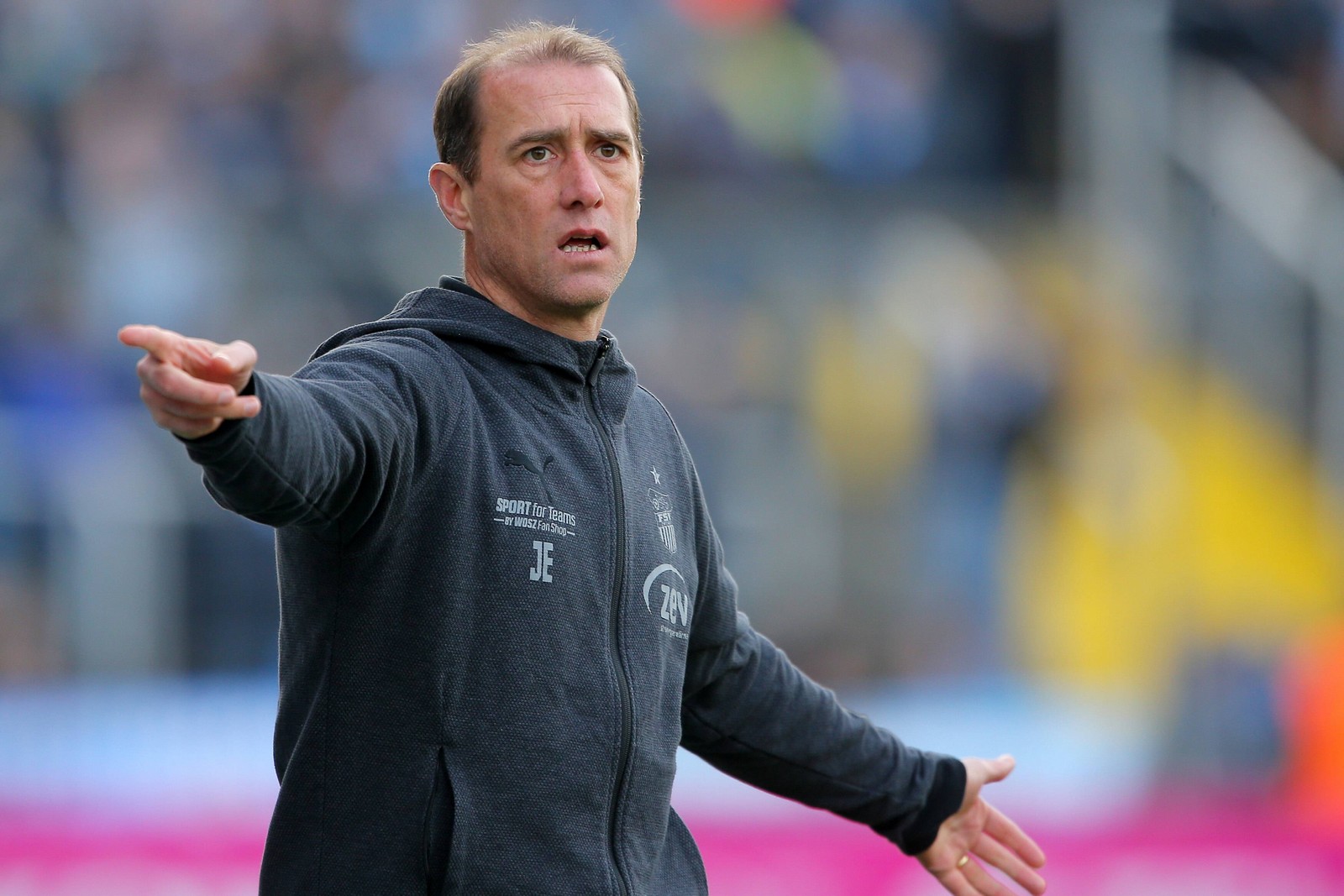 enochs fsv zwickau 3.liga Trainer Joe Enochs gibt Anweisungen