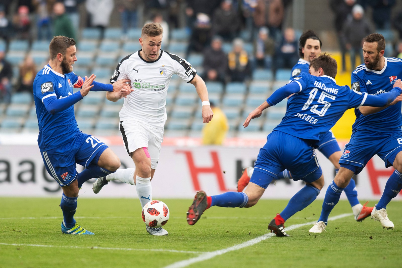 3. liga, carl zeiss jena, julian günther-schmidt Jenas Julian Günther-Schmidt lässt gleich vier Unterhachinger stehen.