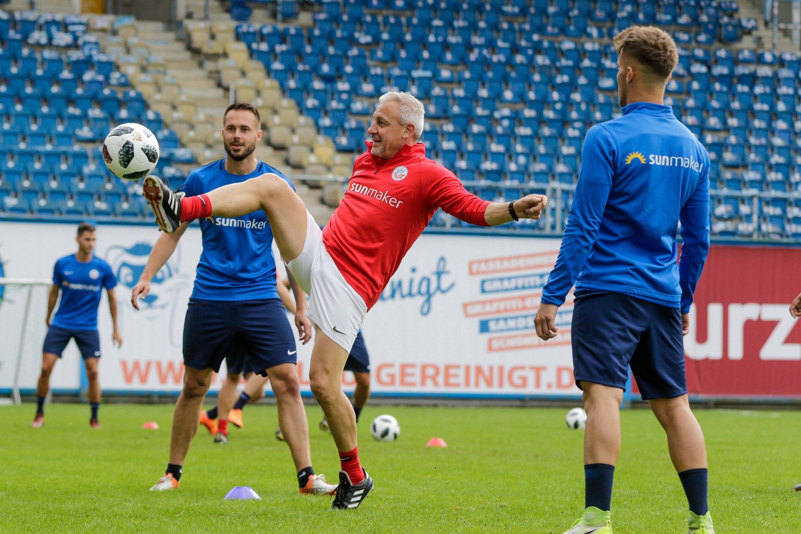 3. liga, hansa rostock, pavel dotchev Pavel Dotchev kickt im Training mit.