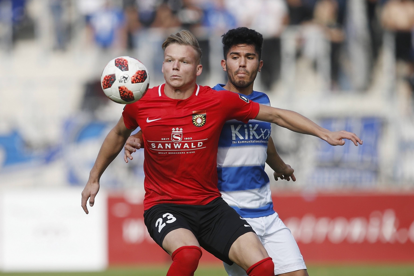 3. liga sonnenhof großaspach, philipp hercher Philipp Hercher (l.) schirmt den Ball vor Hassan Amin ab.