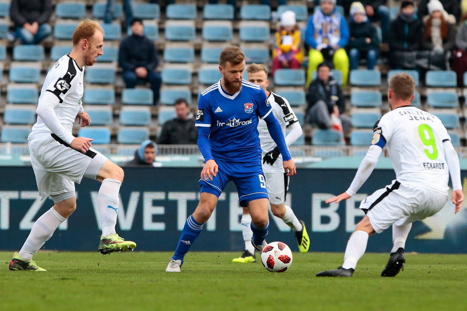3. liga, spvgg unterhaching, stephan hain Mit 13 Saisontoren führt Stephan Hain die Torjägerliste der 3. Liga souverän an.