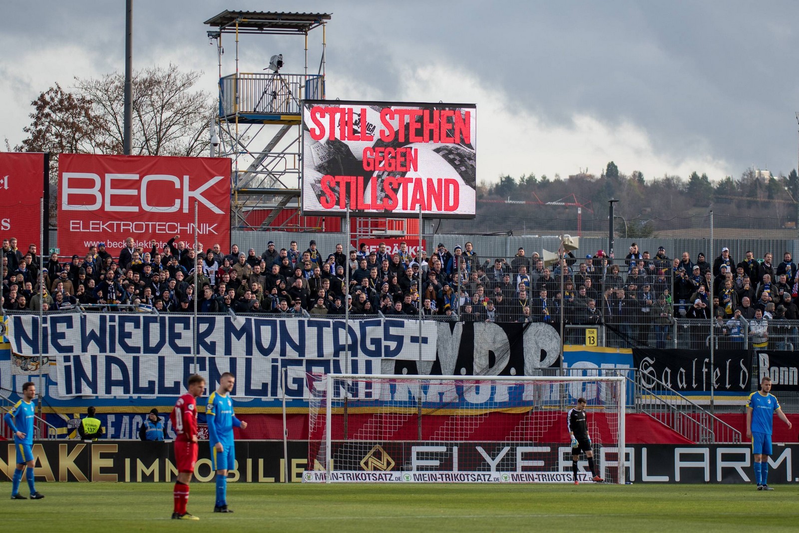 3. liga, protest In allen Stadien standen die Spieler am 17. Spieltag eine Minute lang still.