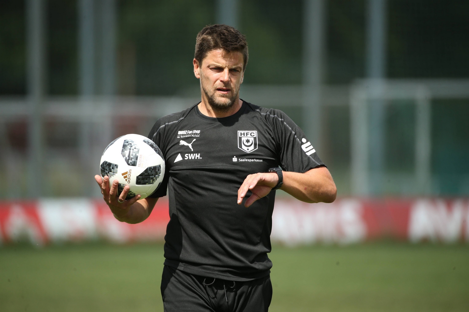 3. liga, hallescher fc, torsten ziegner Torsten Ziegner schaut im Training genau hin.