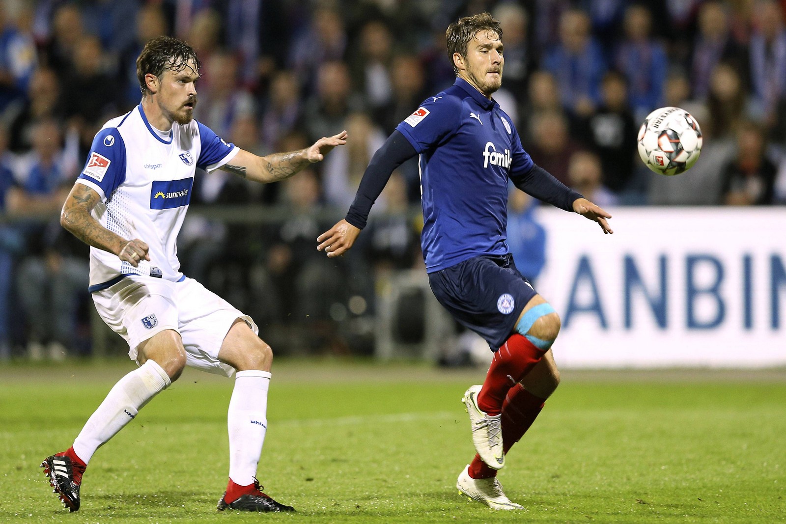 3. liga, vfl osnabrück, benjamin girth Benjamin Girth (r.) ist vor Dennis Erdmann am Ball.