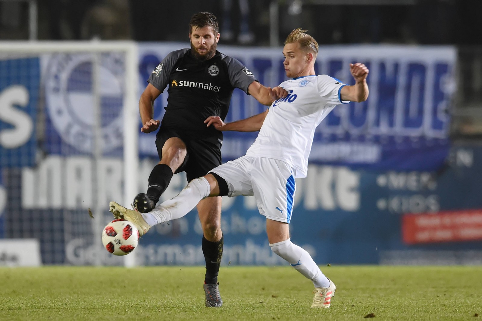 3. liga, sportfreunde lotte, lars dietz Lars Dietz (r.) ist vor Marco Königs am Ball.