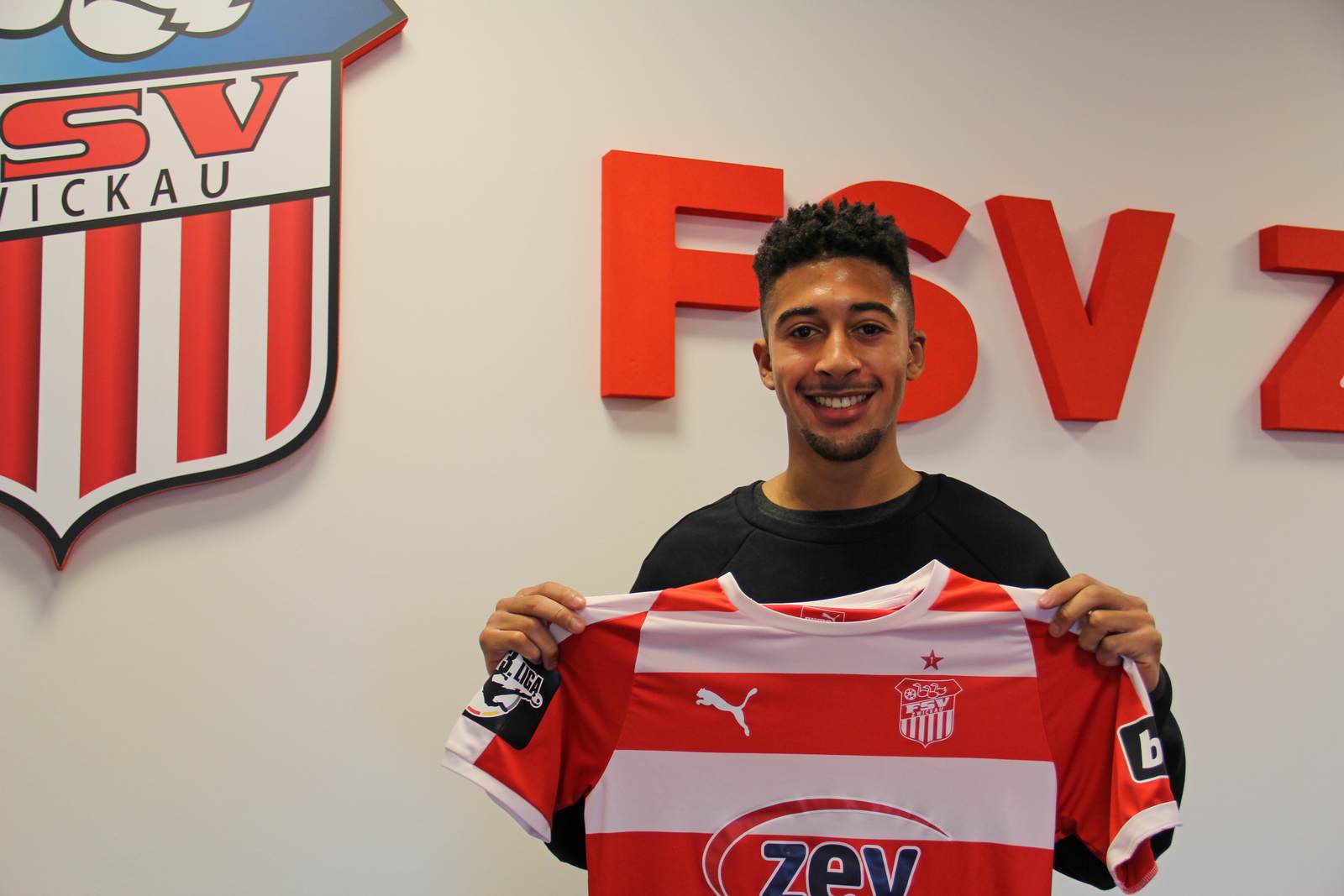 orrin mc kinze gaines, fsv zwickau, 3. liga Orrin Mc Kinze Gaines II posiert mit dem FSV Zwickau Trikot