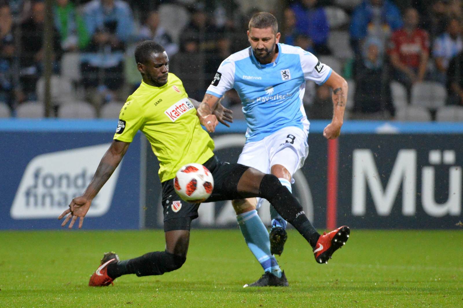 jose junior matuwila, energie cottbus, sascha mölders, 1860 münchen, 3. liga José-Junior Matuwila im Duell mit Sascha Mölders.