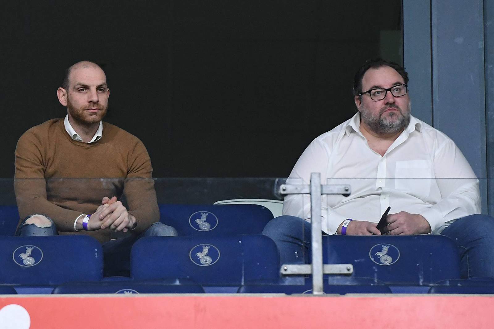 3. liga, kfc uerdingen, nicolas weinhart, mikhail ponomarev Nikolas Weinhart (l.) und Mikhail Ponomarev verfolgen das Heimspiel gegen Münster.