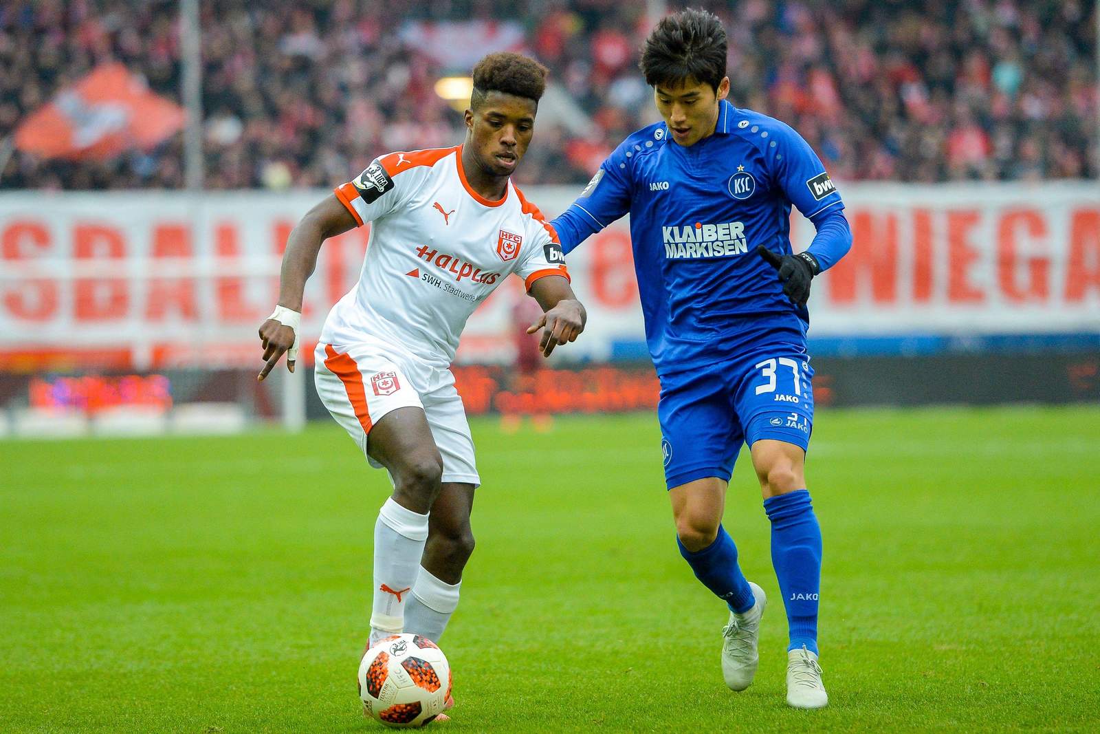 Manu, halle, Choi, KSC, 3. Liga Braydon Manu vom HFC gegen Kyoung-Rok Choi vom KSC