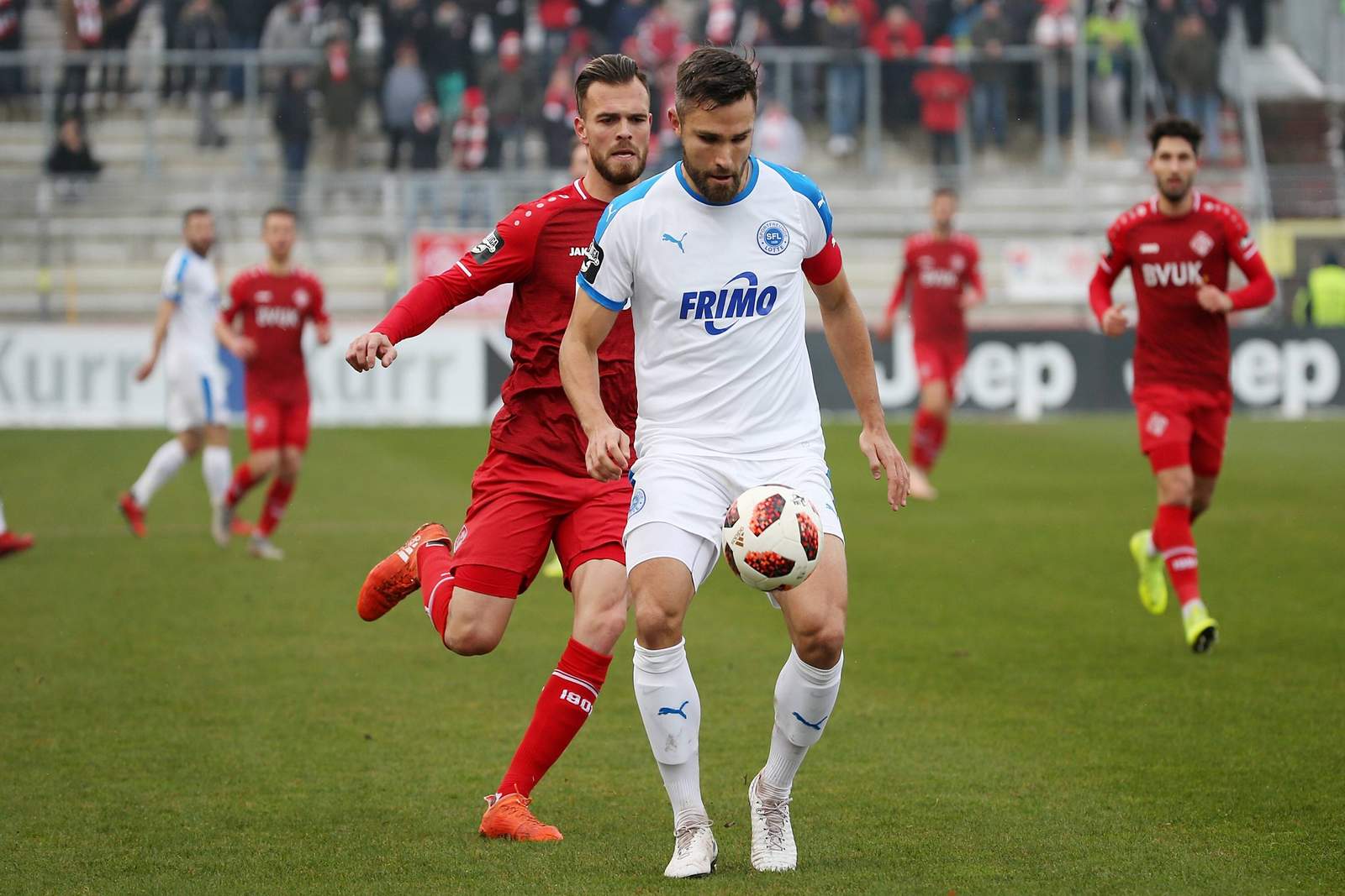 Kapitän Adam Straith schirmt den Ball ab Adam Straith, Kapitän Sportfreunde Lotte im Zweikampf mit Würzburgs Orhan Ademi