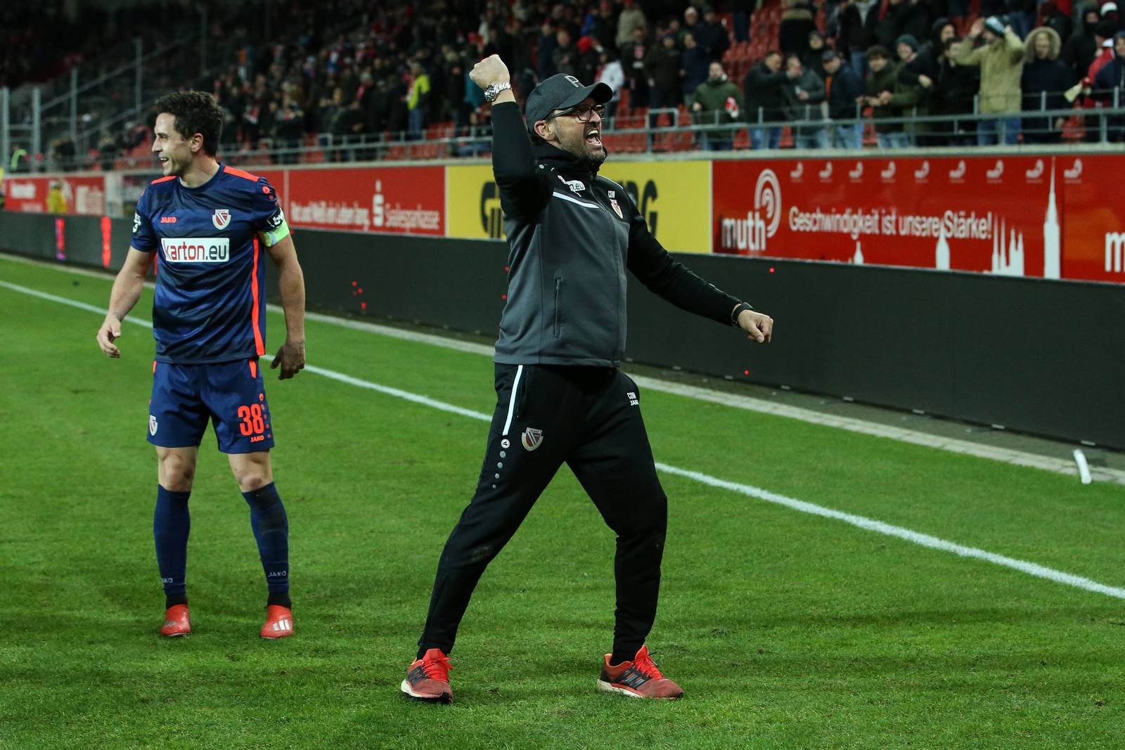 pele wollitz, energie cottbus, 3. liga Pele Wollitz feiert einen Sieg