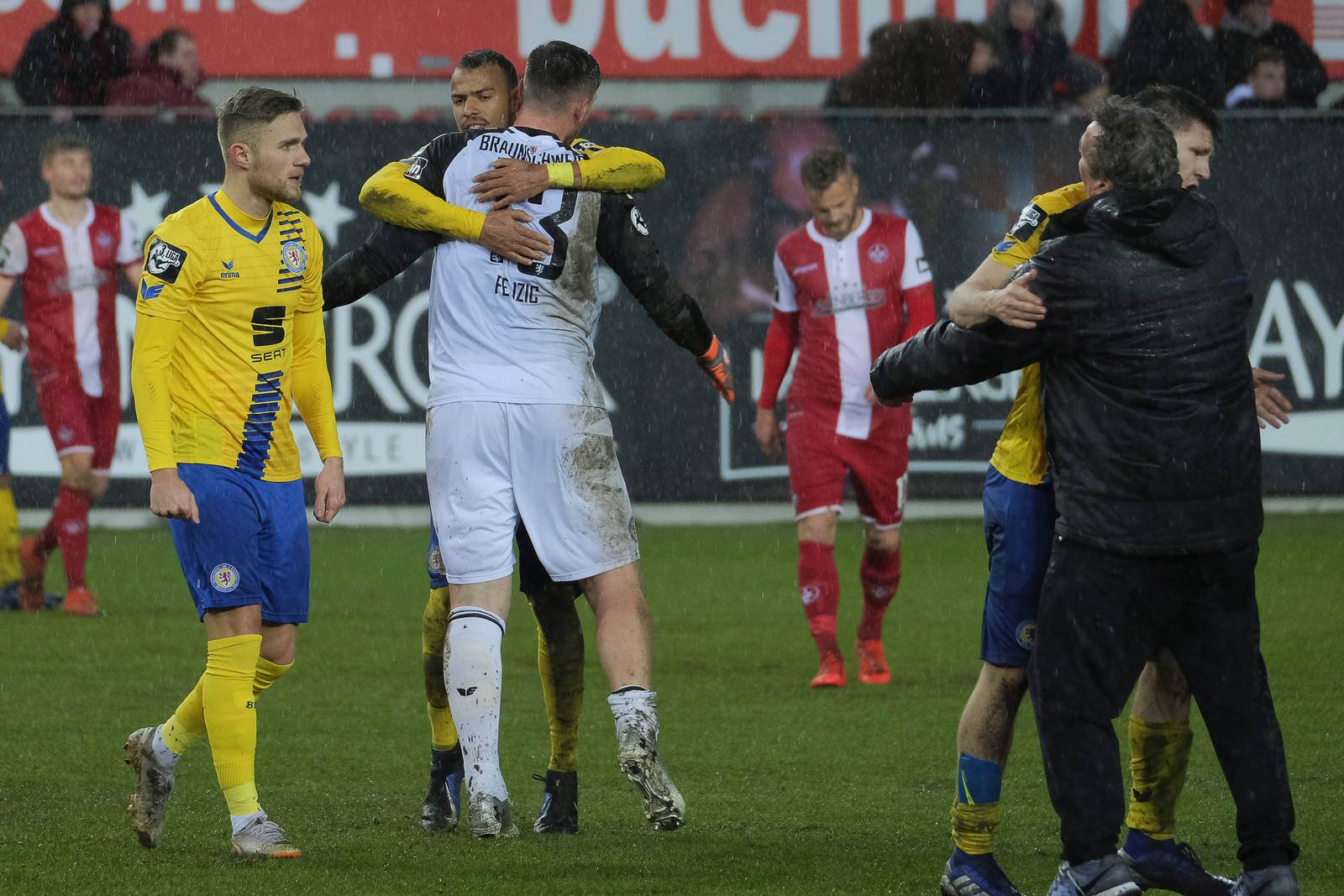 jasmin fejzic, eintracht braunschweig, 3. liga Jasmin Fejzic und Co. jubeln