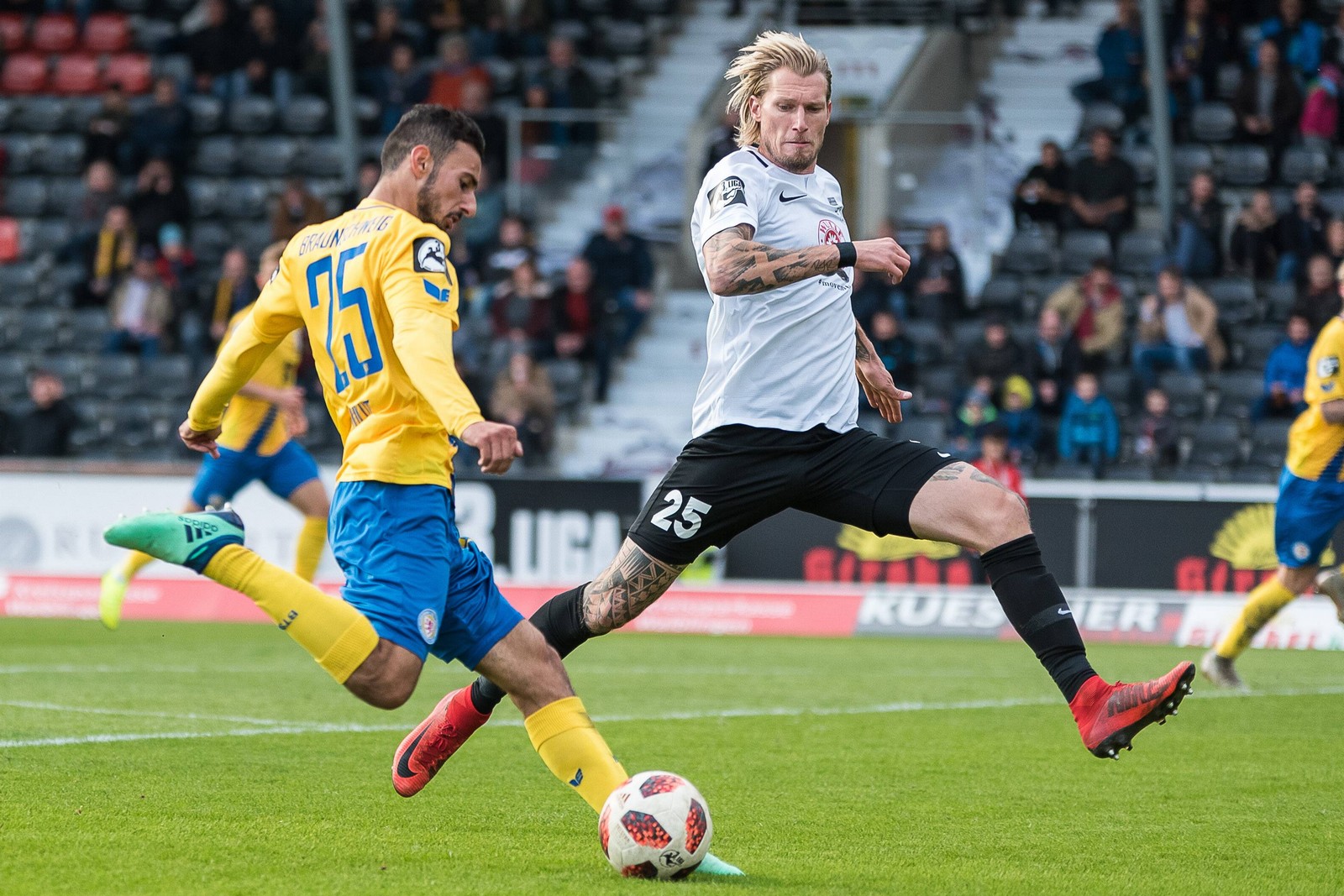 3. liga, sonnenhof großaspach, kai gehring Kai Gehring (r.) gegen Onur Bulut.