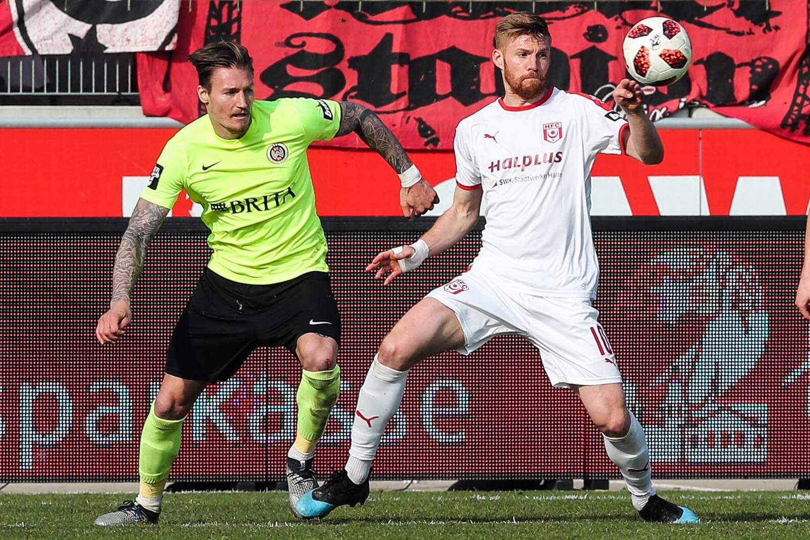 3. hallescher fc, mathias fetsch Mathias Fetsch (r.) im Zweikampf mit Manuel Schäffler.